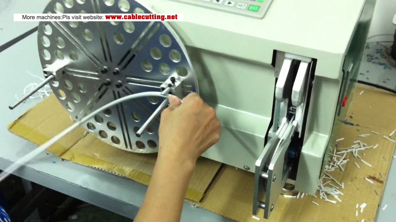 Huzaltekercselő és kábelkötöző gép működés közben | Ipari kábelkezelés | cablecutting.net