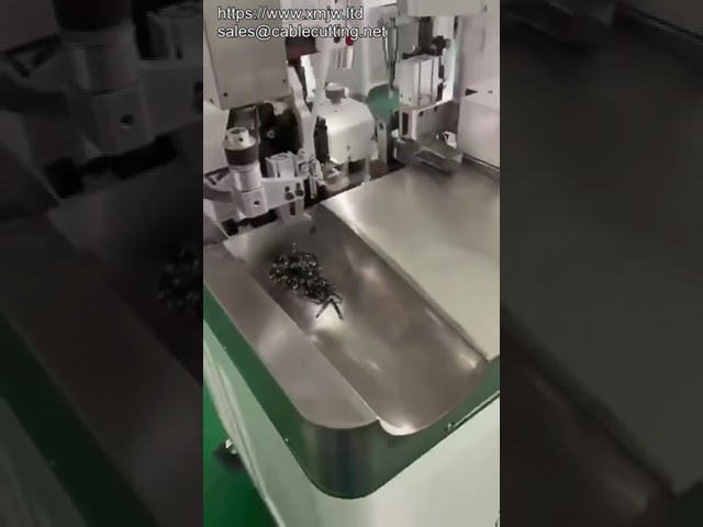 Teljesen automatikus kábelvágó, -hántoló, -sodró és terminálkrimpelő gép